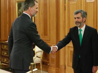 El rey Felipe VI saluda al presidente del Consejo General del Poder Judicial (CGPJ), Carlos Lesmes.