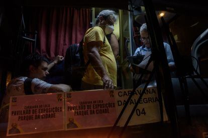 Repartidos en cinco autobuses con capacidad para 50 personas cada uno, los seguidores del exlíder sindical recorrieron en carvana los más de 1.300 kilómetros que separan la ciudad costera de Río de Janeiro con la capital, Brasilia. En la imagen, entusiastas de Lula da Silva ingresan a uno de los autobuses.