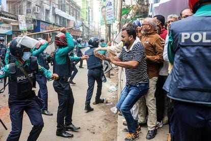 Agentes de la policía cargan con el bastón contra los partidarios del Partido Nacionalista de Bangladesh (BNP) mientras protestan durante una manifestación para exigir al gobierno que permita que el exprimer ministro Khaleda Zia, que está enfermo, vuele al extranjero para recibir tratamiento, en Khulna, Bangladés.
