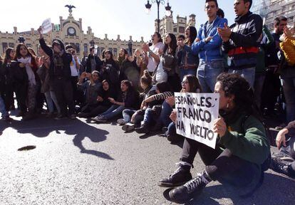 Concentración frente al Instituto Lluís Vivies de Valencia, en protesta por las 10 detenciones de ayer. La Policía no ha dejado avanzar a los manifestantes hasta que los menores han sido indetificados.
