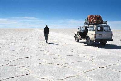 El salar de Uyuni, a 3.650 metros de altura, ocupa una superficie de 12.000 kilómetros cuadrados al suroeste de Bolivia.