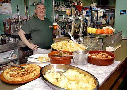 En la imagen, un bar de tapas en el barrio madrileño de Lavapiés.