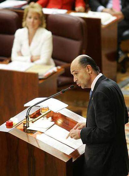 Lamela expone en la Asamblea de Madrid, ante Aguirre, su versión del caso del Severo Ochoa, en abril de 2005.