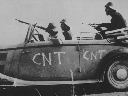 Milicianos de la CNT, en un coche en 1937.