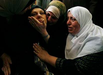 La madre de Soliman al Ashi, asesinado el domingo, recibe consuelo durante el entierro, ayer en Gaza.