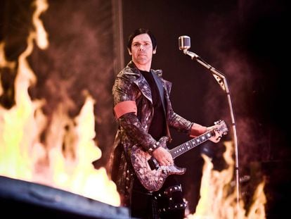 El guitarrista de la banda alemana Rammstein, Richard Z. Kruspe toca sobre el escenario en Dinamarca