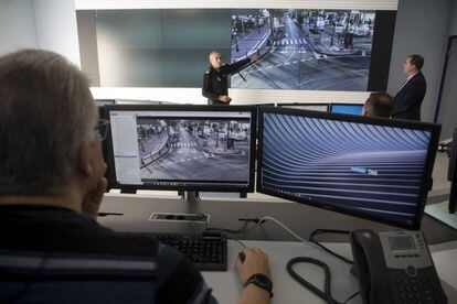 El jefe de la Policía Local de Marbella, Javier Martín (izquierda), y el responsable de Informática del Ayuntamiento, José Alonso, explican a varios agentes el nuevo sistema de videovigilancia con inteligencia artificial que utiliza la ciudad.