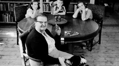 La escritora estadounidense Shirley Jackson, con sus cuatro hijos en su casa, en 1956.