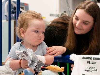 Rosie-Mae Walton mira a su hijo Marley después de que este recibiera el fármaco contra la atrofia muscular espinal Zolgensma en un hospital de Sheffield (Reino Unido), en septiembre de 2021.