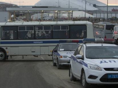 Policias rusos inspeccionan un autob&uacute;s en una carretera hacia Sochi.