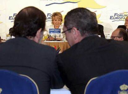 Esperanza Aguirre pronuncia su discurso ante Mariano Rajoy (izquierda) y Alberto Ruiz-Gallardón.