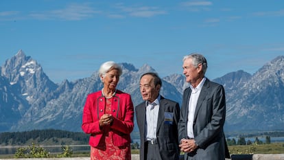 De izquierda a derecha, la presidenta del Banco Central Europeo, Christine Lagarde; el gobernador del Banco de Japón, Kazuo Ueda, y el presidente de la Reserva Federal, Jerome Powell, este viernes en Jackson Hole (Wyoming).