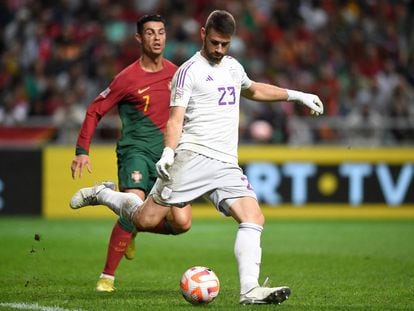 Unai Simón golpea el balón ante Cristiano Ronaldo en el Portugal-España de este martes.