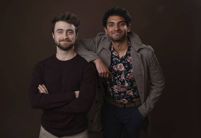 Daniel Radcliffe y Karan Soni, protagonista de 'Miracle Workers'.