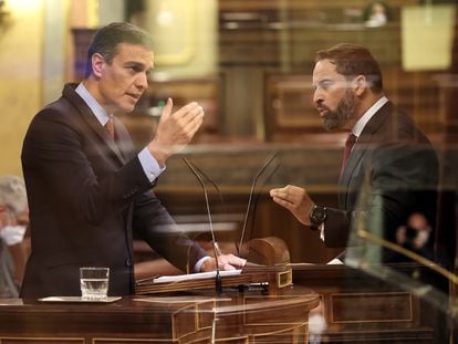 Doble exposición del presidente del Gobierno, Pedro Sánchez, y el líder de VOX, Santiago Abascal, durante su intervención en el pleno en el que se debate la moción de censura planteada por Vox, en el Congreso de los Diputados, este miércoles.