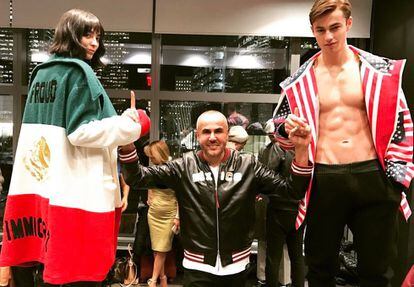 El diseñador Ricardo Seco, con dos de sus prendas, en una foto publicada en su Instagram.