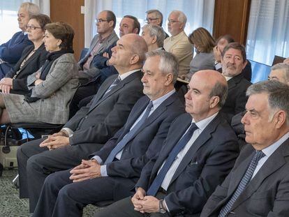 Los expresidentes de la Junta, Manuel Chavs y José Antonio Griñán, junto al resto de acusados en la pieza política de los ERE.