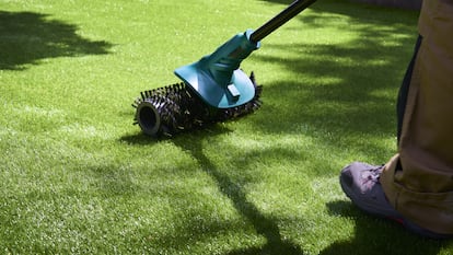 Artículo de EL PAÍS Escaparate que describe los consejos y productos básicos para la limpieza del césped artificial.