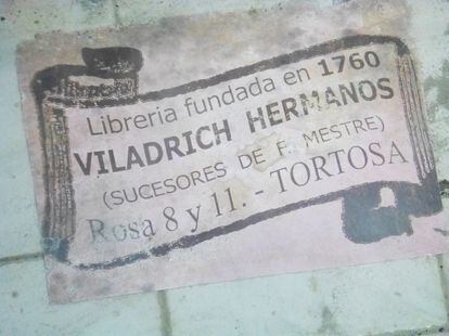 Cartel antiguo de la la librería La 2 de Viladrich, fundada en Tortosa en 1760.