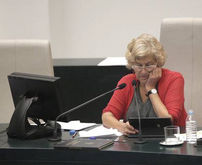 La alcaldesa Manuela Carmena en el pleno del Ayuntamiento de este miércoles.