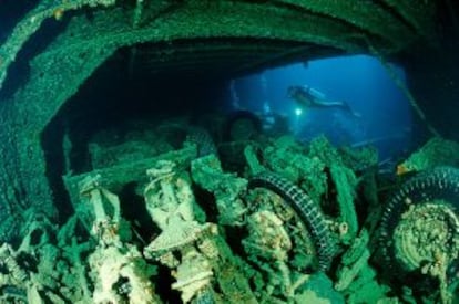 Viejas motocicletas en la bodega del 'S.S. Thistlegorm', hundido en el Mar Rojo (Egipto).