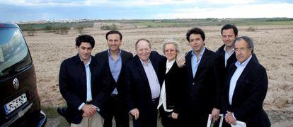 Sheldon Adelson (tercero por la izquierda) y su esposa junto a representantes p&uacute;blicos durante su visita a los terrenos de Eurovegas en Alcorc&oacute;n, en mayo de 2012. 