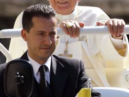 Paolo Gabriele, con el Papa, en 2006. 