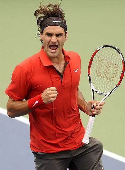 Roger Federer festeja el triunfo ante Djokovic.