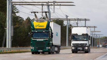 Camiones circulando por la autopista electrificada en Hessia, Alemania.