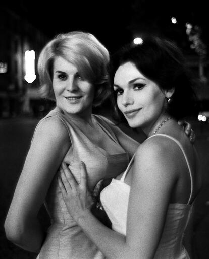'Gina y Nana', de 1963, es una imagen del trabajo más conocido de Strömholm, 'Place Blanche', en el que retrató a travestís y transexuales de esa plaza en París.
