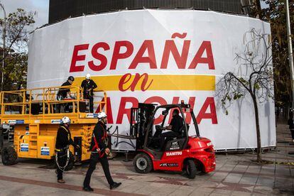 Operarios comienzan a desmontar la pantalla gigante de la sede de Ciudadanos, tras la dimisión de Albert Rivera