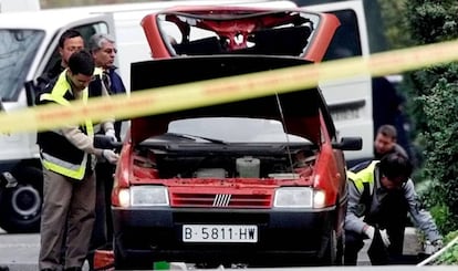 La policia examina el cotxe dels terroristes que van matar Gervilla el 20 de desembre del 2000.