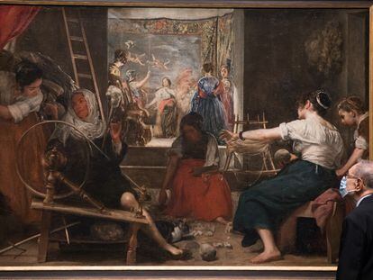 El cuadro 'Las hilanderas', con su nuevo marco, observado por el presidente del Patronato del Museo del Prado, Javier Solana, el 12 de julio.