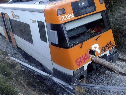 Estat en què ha quedat el tren de Rodalies R3 que ha descarrilat aquest matí a causa de la presència sobre les vies d'un arbre que ha caigut pel vent. El conductor del vehicle, que ha quedat encallat entre les estacions de les Franqueses i Centelles (Barcelona), ha resultat ferit greu.