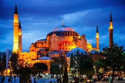 Construida hace 1500 años en Estambul, Santa Sofía (Aya Sofya) es un hito de la historia de la arquitectura y de la historia de la cultura. Su maravillosa cúpula imita la cúpula celeste. Tras la conquista otomana de 1453, se le añadieron los cuatro minaretes que luego se reproducirían en otras mezquitas de Estambul, incluida la Mezquita Azul.