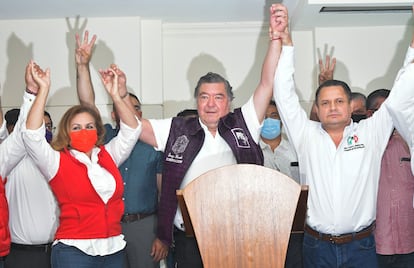 Jorge Hank Rhon con otros integrantes del PRI en Baja California, en mayo de 2021.