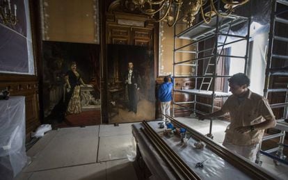 Los retratos de los marqueses de Linares, de Pradilla, el miércoles antes de colgarse en su lugar original.