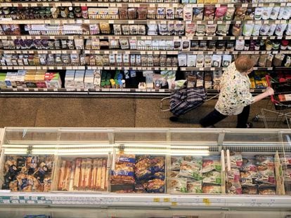 Una clienta hace la compra en un supermercado de Varsovia (Polonia), el 16 de agosto.
