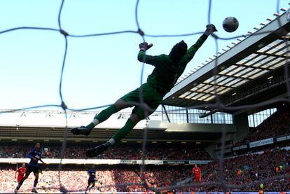 Una estirada de De Gea durante el partido del Manchester United contra el Liverpool.