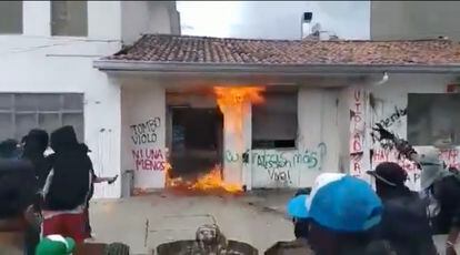 Jóvenes incendian la comisaría de proximidad donde fue retenida la joven que después se suicidó, este viernes en Popayán.