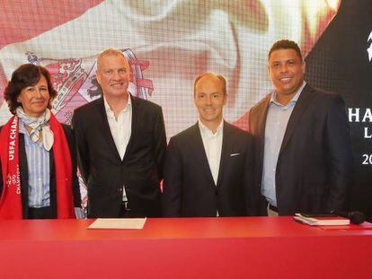 Ana Botín, presidenta de Santander; Guy-Laurent Epstein, director de marketing de UEFA Events; Rami Aboukhair, consejero delegado de Santander; y el exfutbolista Ronaldo Nazario.
