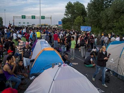 Más de mil refugiados esperan en la frontera con Hungría con Serbia para poder llegar a Europa.