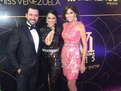 De izqda. a dcha. el dentista Víctor Sánchez, la actriz y primera finalista del Miss Venezuela 1999 Norkys Batista, y la Miss Universo 2013 Gabriela Isler, durante la fiesta de Miss Venezuela 2015.