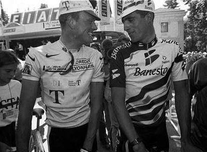 Bjarne Riis y Miguel Indurain conversan antes de tomar la salida en una etapa del Tour de 1996.