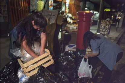 Mujeres cartoneras seleccionan los residuos en la ciudad de Buenos Aires, a&ntilde;o 2008.