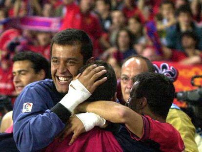 Varios osasunistas celebran en 2001 la salvación de su equipo al ganar a la Real Sociedad en Anoeta.