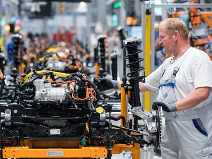 Un empleado trabaja en la cadena de montaje del Volkswagen ID.3 en la planta de Zwickau (Alemania).