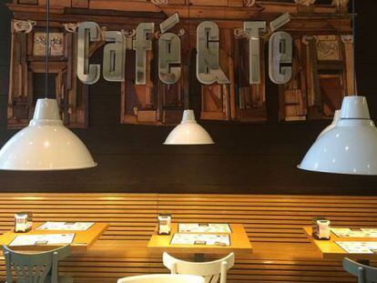 Interior de una cafeter&iacute;a Caf&eacute; &amp; T&eacute; en la Puerta de Alcal&aacute;