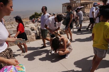 A tourist affected by the heat in the Acropolis of Athens, on July 14.