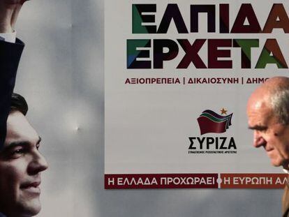 Un hombre pasa al lado de un cartel de la campa&ntilde;a electoral del l&iacute;der de Syriza Alexis Tsipras.